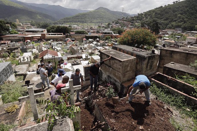 Víctimas de las inundaciones entierran a familiares en el cementerio de Las Tejerías, Venezuela