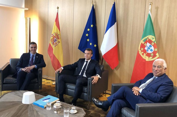 Archivo - (I-D) El presidente del Gobierno en funciones, Pedro Sánchez, el presidente de la República de Francia, Emmanuel Macron y el primer ministro de Portugal, Antonio Costa, antes de su reunión en Bruselas.