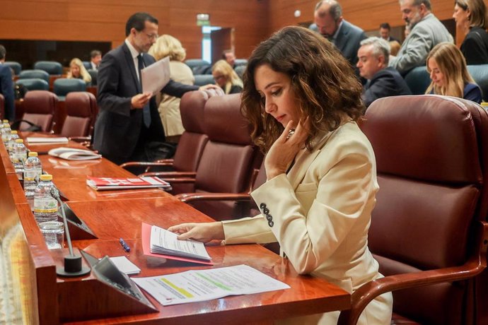 La presidenta de la Comunidad de Madrid, Isabel Díaz Ayuso, durante una sesión plenaria en la Asamblea de Madrid, a 13 de octubre de 2022, en Madrid (España). La gestión de las residencias de mayores, la bajada de impuestos, las listas de espera sanitar