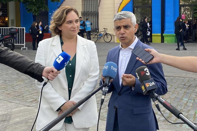 La alcaldesa de Barcelona Ada Colau y el alcalde de Londres Sadiq Khan