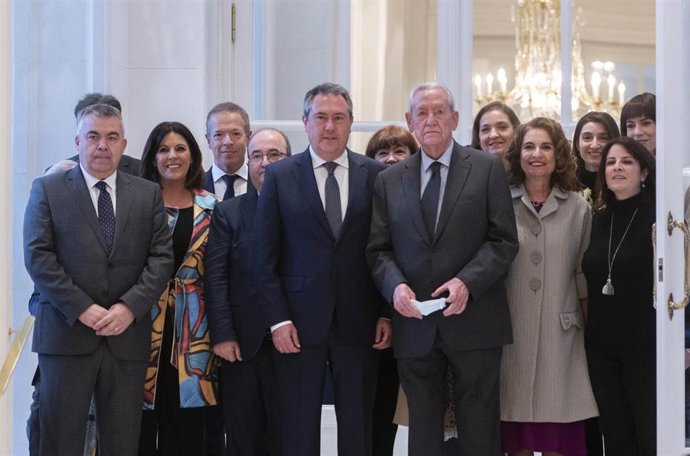 Archivo - El secretario general del PSOE de Andalucía, Juan Espadas (c), y el ex presidente de la Junta de Andalucía Rafael Escuredo (d), posan acompañados en un desayuno informativo en Madrid en una imagen de archivo