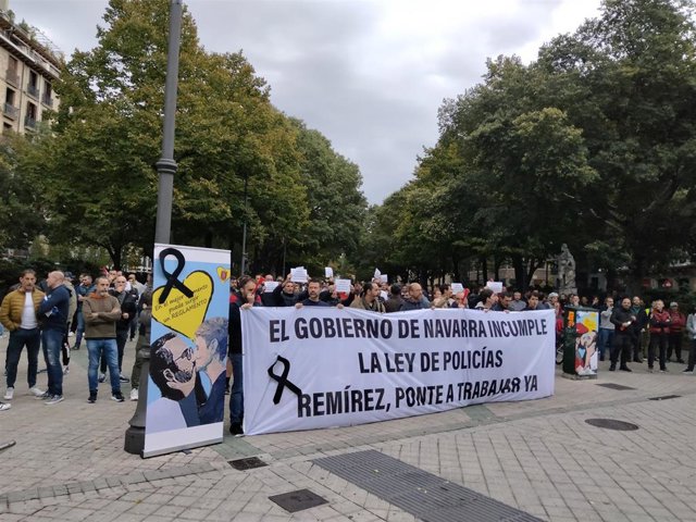Concentración de policías forales para reclamar la reglamentación de la Ley de Policías de Navarra.