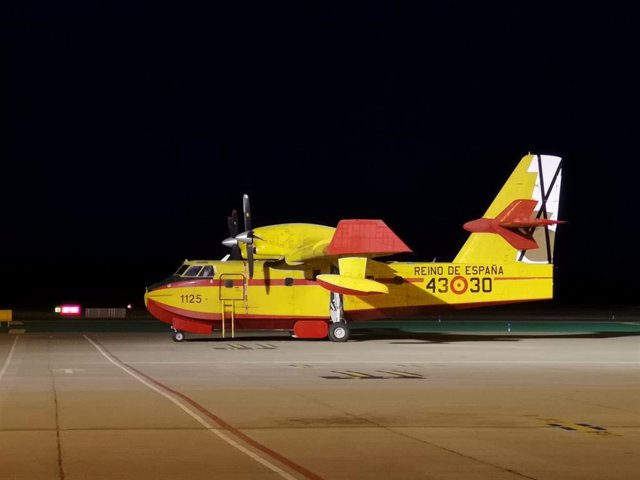Archivo - Medio aéreos movilizado para combatir el incendio forestal de Paterna del Campo (Huelva)