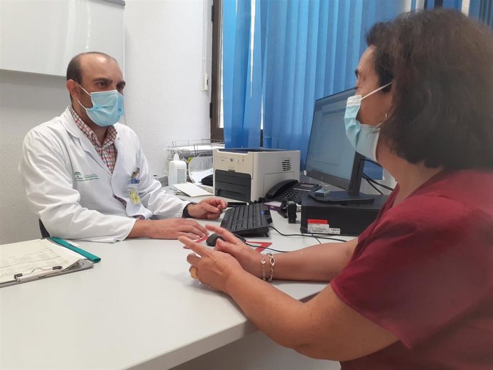 El doctor Jesús Olmo atiende a una paciente en su consulta hospitalaria.