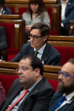 El líder del PSC, Salvador Illa, durante una sesión de control en el Pleno del Parlament. 