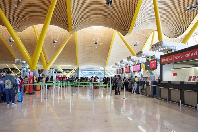 Pasajeros en la zona de facturación de la Terminal 4 del aeropuerto en el día que se inaugura la nueva Terminal de Autobuses de la T4 en el Aeropuerto Adolfo Suárez Madrid- Barajas, a 14 de octubre de 2022, en Madrid (España). 