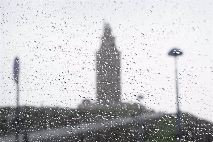 Archivo - Fuertes lluvias en las inmediaciones de la Torre de Hércules, cerrada hoy por el mal tiempo, a 13 de febrero de 2022, en A Coruña, Galicia (España). La entrada de un temporal en Galicia provoca que La Agencia Estatal de Meteorología haya activ