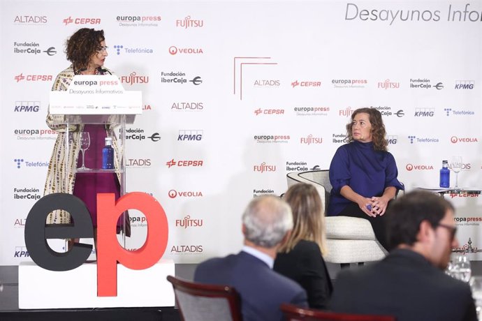 La ministra de Hacienda, María Jesús Montero, interviene durante un desayuno informativo de Europa Press, junto a la presidenta del Govern Francina Armengol, en el Hotel Rosewood, a 20 de octubre de 2022, en Madrid (España).