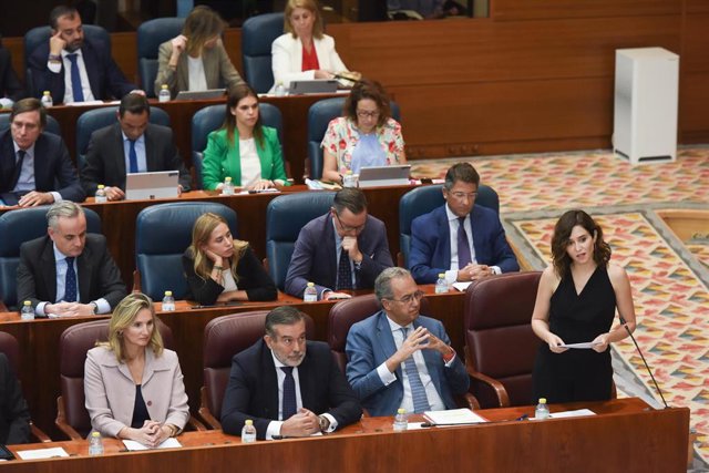 La presidenta de la Comunidad de Madrid, Isabel Díaz Ayuso, a su llegada a una sesión plenaria en la Asamblea de Madrid, a 20 de octubre de 2022, en Madrid (España).