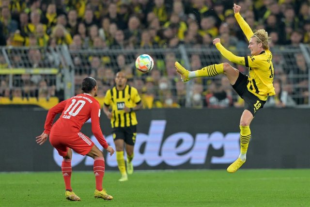 Leroy Sané  y Julian Brandt pelean por un balón en un Borussia Dortmund-Bayern Múniche de la Bundesliga