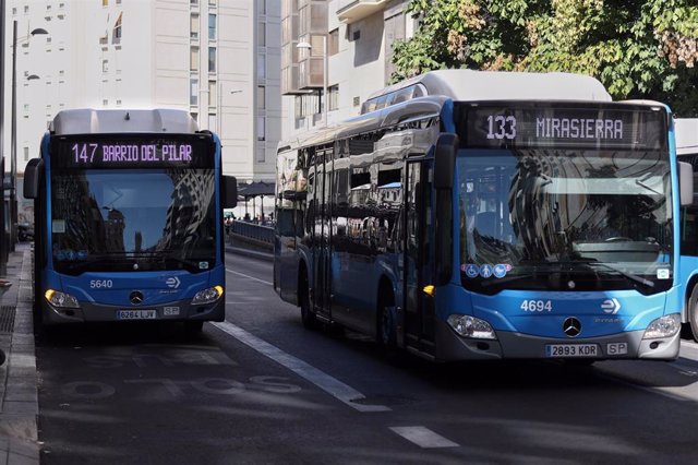Archivo - Dos autobuses de la Empresa Municipal de Transportes madrileña (EMT).