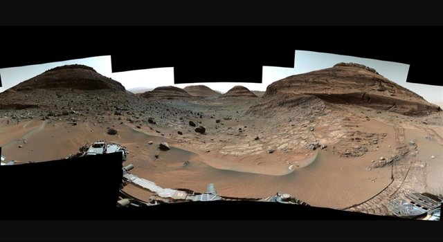 El rover Curiosity Mars de la NASA usó su Mast Camera, o Mastcam, para capturar este panorama mientras conducía hacia el centro de esta escena, un área que forma el estrecho "Paso Paraitepuy" el 14 de agosto, el día 3563 marciano, o sol, de la misión.