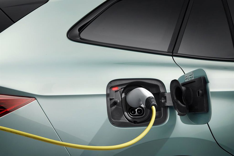 Archivo - Vehículo eléctrico cargándose.