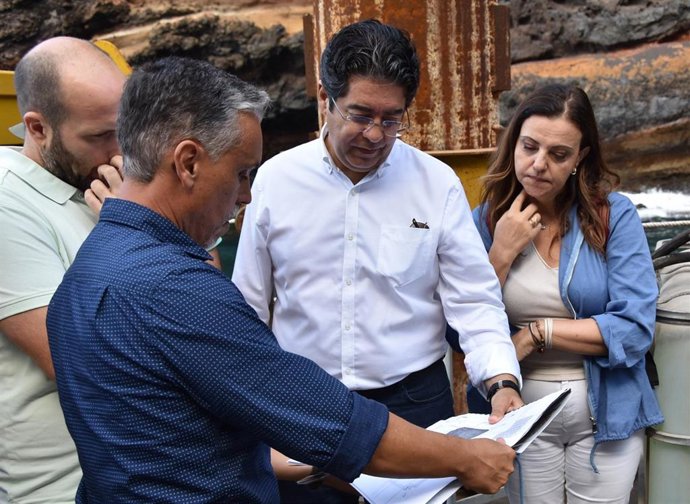El presidente del Cabildo de Tenerife, Pedro Martín, evalúa el proyecto de construcción del embarcadero de Masca