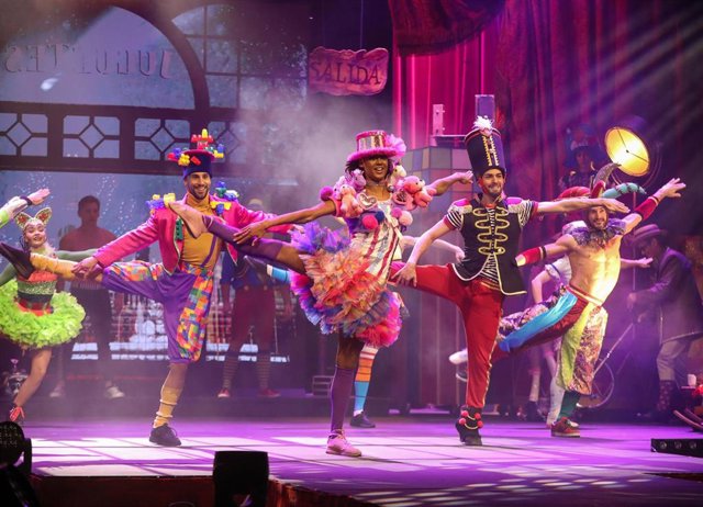 Archivo - Varios artistas actúan durante la presentación del espectáculo Circo Price en Navidad, en el Teatro Circo Price, en 2020.