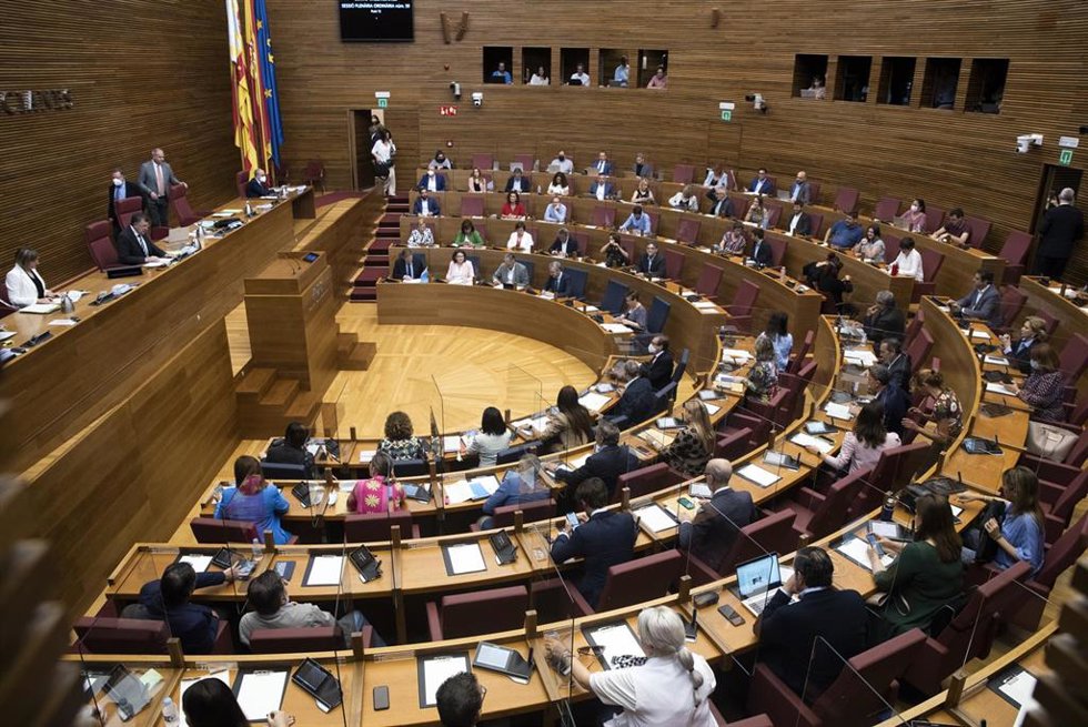 Archivo - Vista general de un pleno de Les Corts.