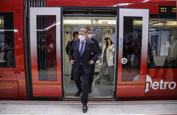Archivo - El president de la Generalitat Valenciana, Ximo Puig, baja de un vagón en el acto de puesta en servicio de la Línea 10 de Metrovalencia