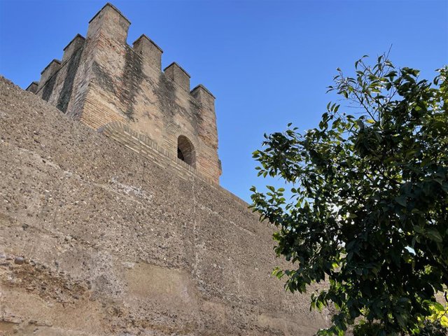 Archivo - Torre y parte del lienzo de la Muralla de la Macarena.