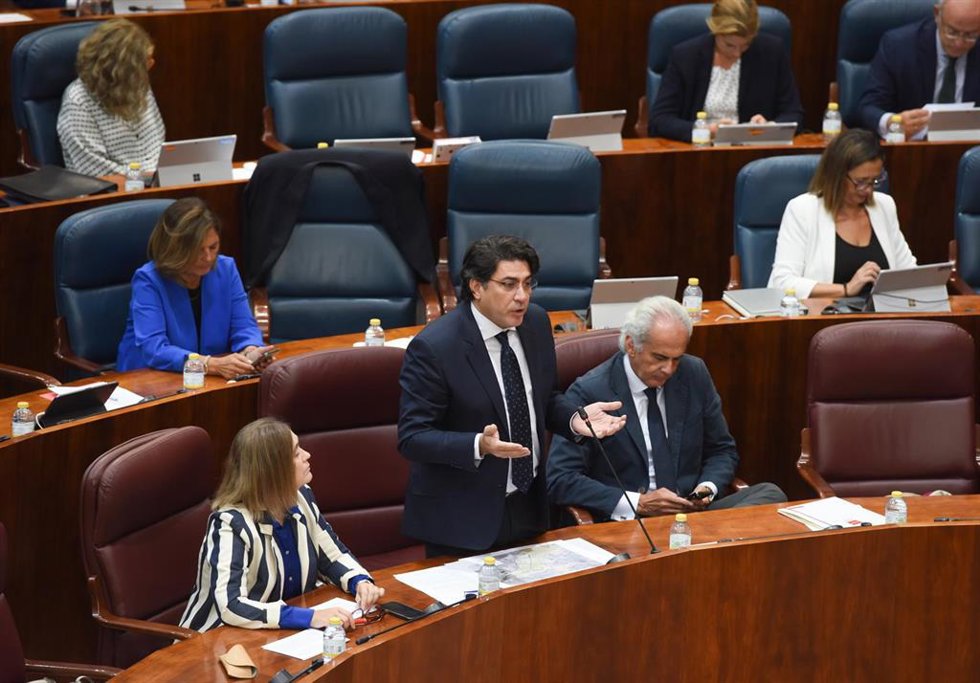 El consejero de Transportes e Infraestructuras, David Pérez, interviene en un pleno en la Asamblea de Madrid. Archivo.