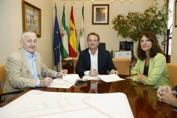 El alcalde de Mairena del Aljarafe (Sevilla), el socialista Antonio Conde, y el presidente de Aljarafesa, Pedro Rodríguez, han firmado el acuerdo de intervención en el barrio de Cavaleri.