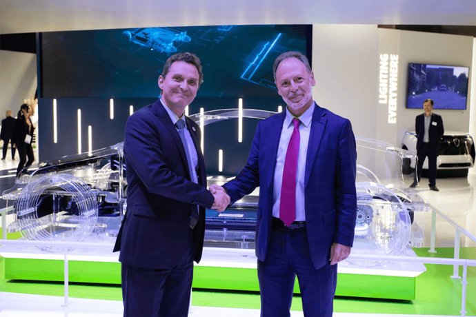 De izda a dcha: Pierre Duhot, vicepresidente del área de Lubricantes de TotalEnergies y Francisco Moreno, president del área de Sistemas Térmicos de Valeo