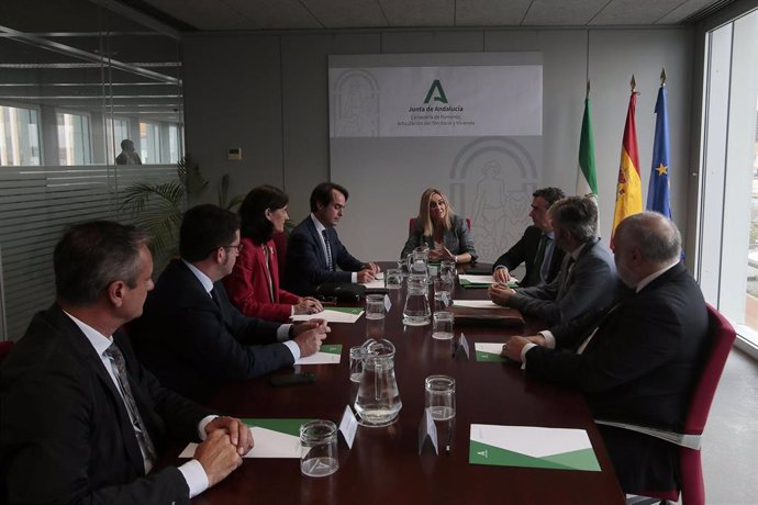 La Consejera Marifrán Carazo Se Ha Reunido Con Los Alcaldes De Coria Y Palomares, Modesto González Y Manuel Benjumea, Respectivamente.