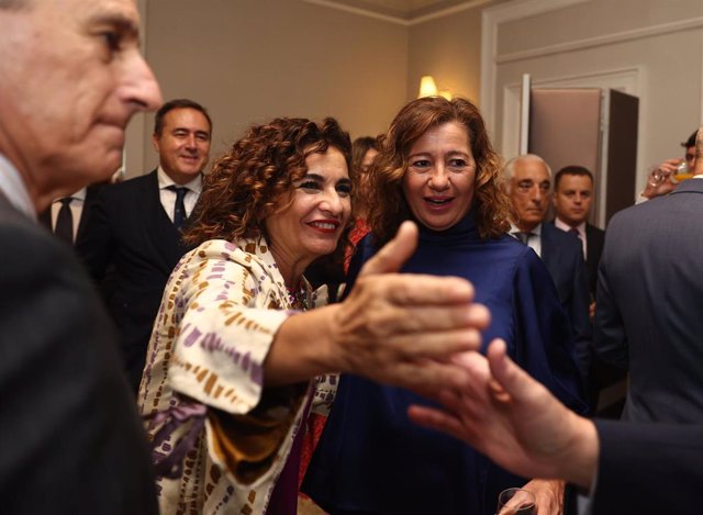 La ministra de Hacienda, María Jesús Montero (i) y la presidenta del Govern balear, Francina Armengol (d), durante un desayuno informativo de Europa Press, en el Hotel Rosewood, a 20 de octubre de 2022, en Madrid (España).