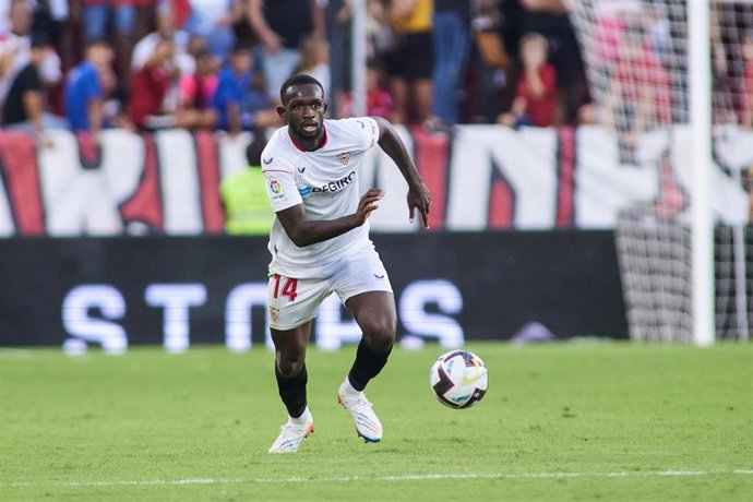Tanguy Nianzou durante un partido con el Sevilla
