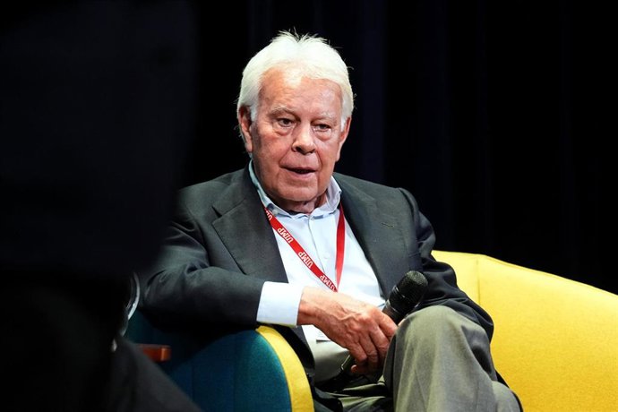 Archivo - El expresidente del Gobierno Felipe González, participa en el curso de verano de la Universidad Internacional Menéndez Pelayo (UIMP), 'España en el mundo ante el futuro: conversaciones con los expresidentes del Gobierno', en el Palacio de la M