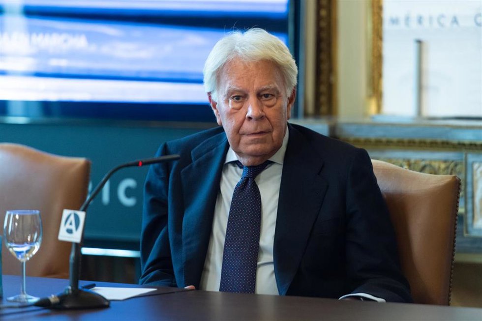 Archivo - El ex presidente del Gobierno de España (1982-1996) Felipe González, en la presentación del libro Uruguay: democracia en marcha, a 23 de mayo de 2022, en Madrid (España). Después de la presentación del libro, se proyecta el documental Puebl