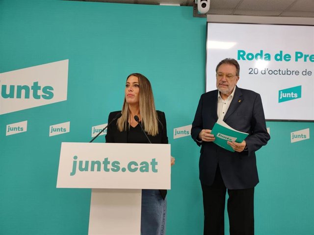 La portavoz de Junts en el Congreso de los Diputados, Míriam Nogueras, y el portavoz del partido en el Senado, Josep Lluís Cleries, en rueda de prensa