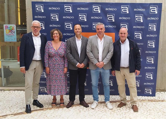 Autoridades en la inauguración de la iniciativa 'Posada es digital'.