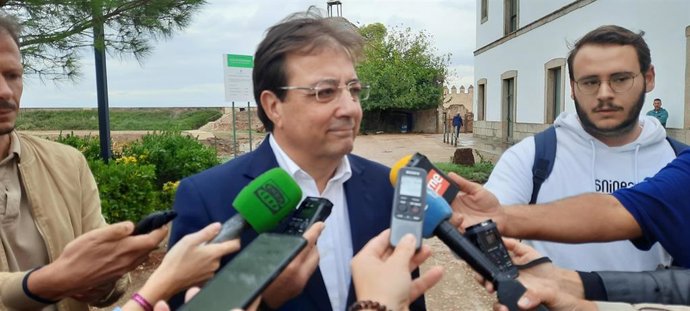 El presidente de la Junta, Guillermo Fernández Vara, atiende a los medios