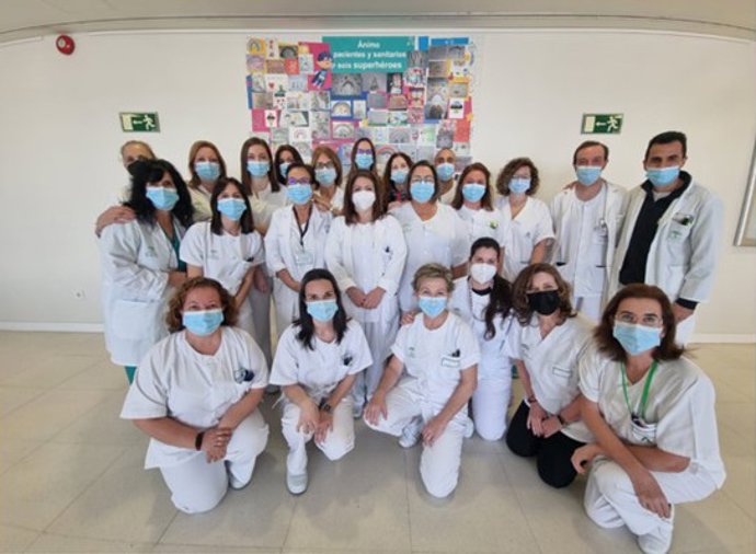 Profesionales de laboratorio de Microbiología del Hospital de Jerez.