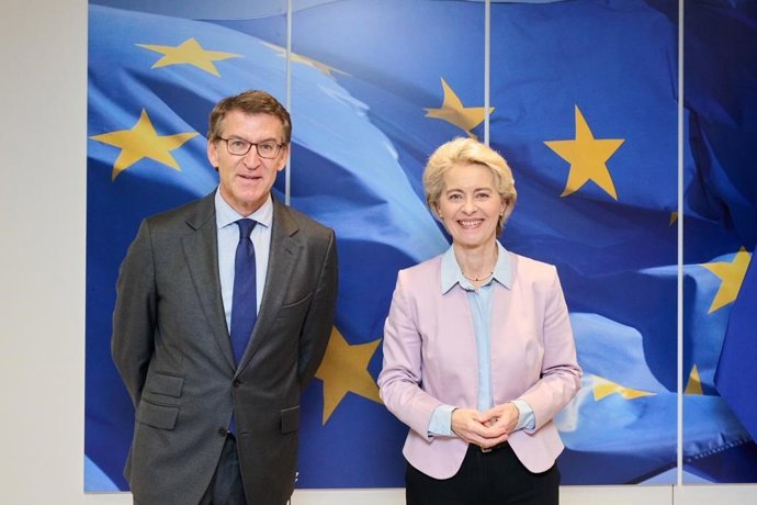 El líder del PP, Alberto Núñez Feijóo, con la presidenta de la Comisión Europea, Ursula von der Leyen