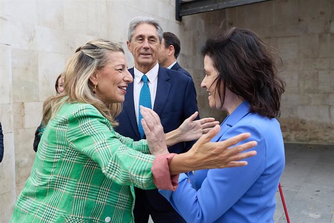 La vicepresidenta segunda y ministra de Trabajo y Economía Social, Yolanda Díaz (i), saluda a la decana de la Facultad de Derecho de la UAH, María Isabel Garrido Gómez (d), en presencia del rector de la Universidad de Alcalá, José Vicente Saz, a su lleg