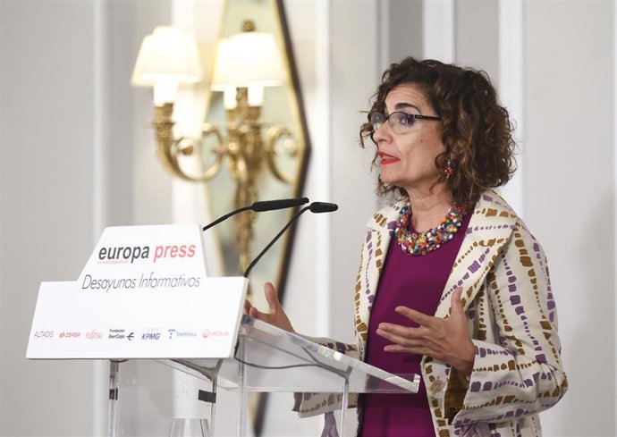 La ministra de Hacienda, María Jesús Montero, interviene durante un desayuno informativo de Europa Press, en el Hotel Rosewood, a 20 de octubre de 2022, en Madrid (España).