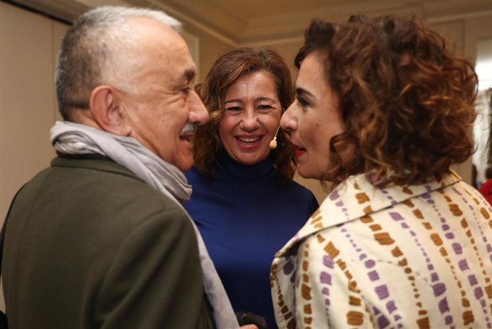 (I-D) El secretario general de UGT, Pepe Álvarez; la presidenta del Govern balear, Francina Armengol y la ministra de Hacienda, María Jesús Montero, durante un desayuno informativo de Europa Press, en el Hotel Rosewood, a 20 de octubre de 2022, en Madri