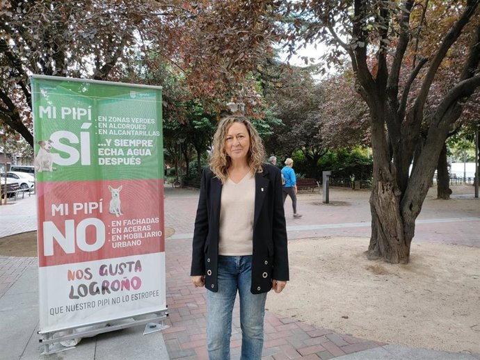 La concejala responsable del área de Bienestar Animal, Amaia Castro, ha visitado esta mañana el Parque Gallarza para presentar la campaña contra orines de perros