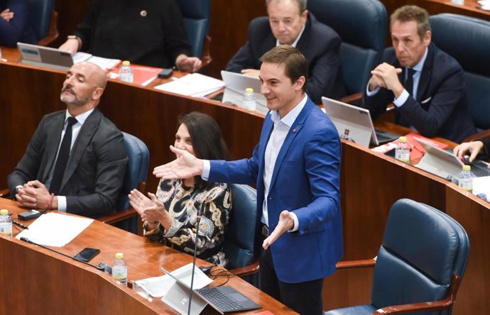 El secretario general del PSOE madrileño, Juan Lobato, interviene en una sesión plenaria en la Asamblea de Madrid, a 20 de octubre