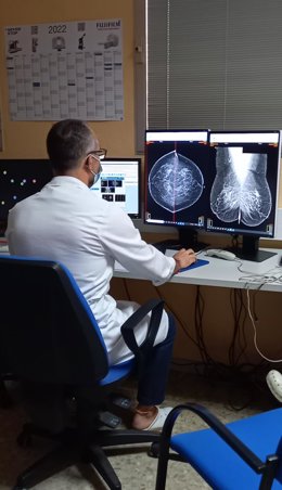 Un profesional realiza una mamografía.