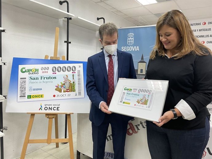 La alcaldesa de Segovia y el director de la ONCE en Segovia, Claudio Congosto.