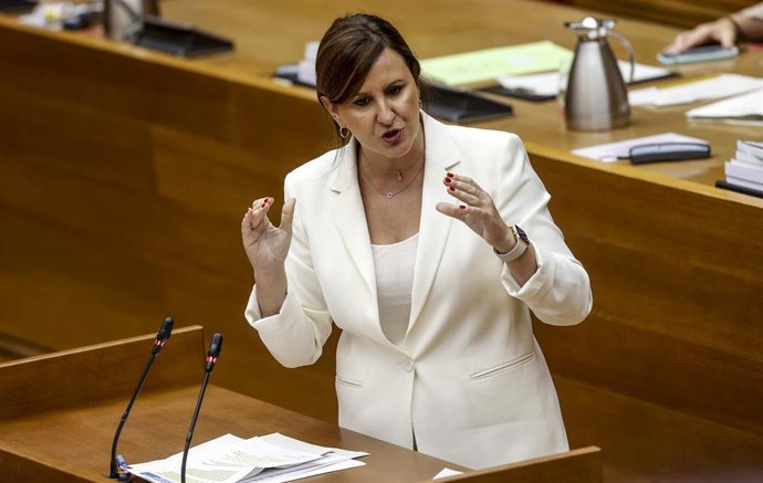 La síndica del PP en Les Corts, María José Catalá, interviene durante un debate parlamentario