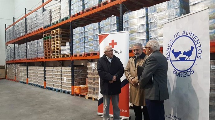 En el centro, el subdelegado del Gobierno en Burgos, Pedro de la Fuente, junto a responsables del Banco de Alimentos de Burgos.