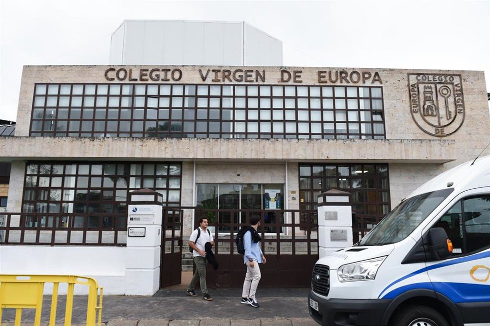 Dos personas pasan por la puerta del colegio privado Virgen de Europa, a 17 de octubre de 2022, en Boadilla del Monte.