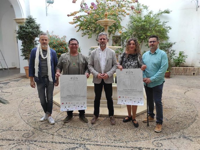El presidente del Instituto Provincial de Bienestar Social, Francisco Ángel Sánchez (centro), en la presentación de la pasarela benéfica de Nelson & Carreras a beneficio de Acodem.