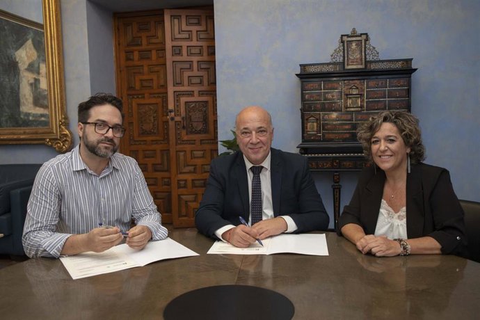 El presidente de la Diputación de Córdoba, Antonio Ruiz (centro), en la firma con la Fundación Artdecor.