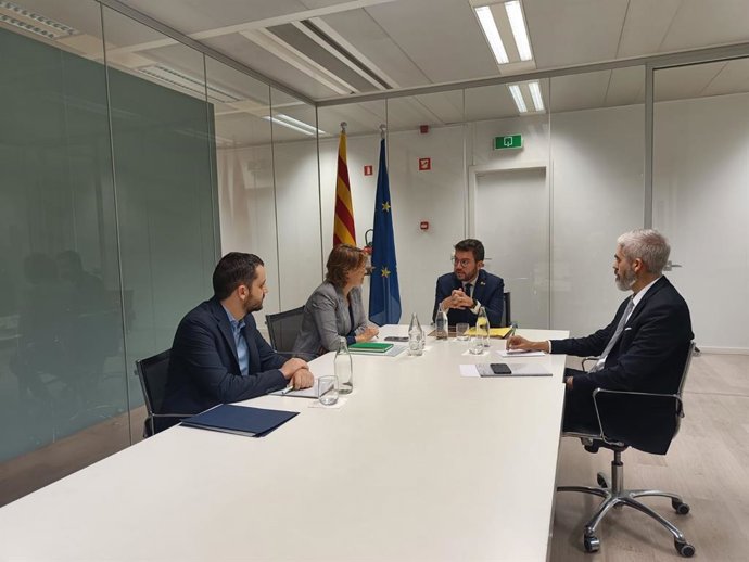 Reunión del presidente de la Generalitat, Pere Aragons, con la consellera de Acción Exterior, Meritxell Serret, el nuevo delegado del Ejecutivo en la capital belga y ante la UE, Ignasi Centellas, y el secretario de Acción Exterior, Miquel Royo.