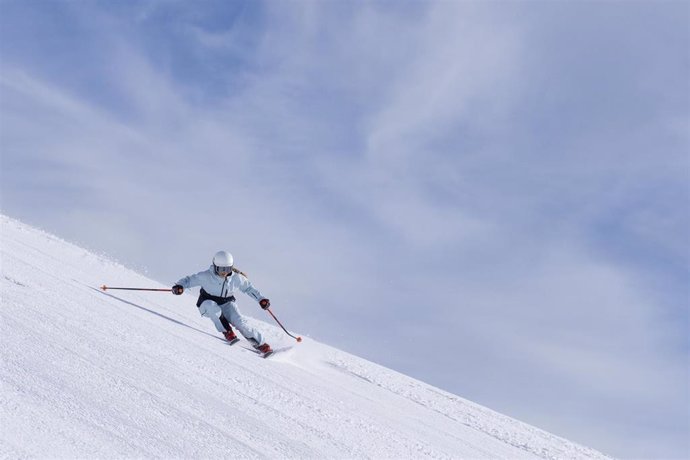 Archivo - Un esquiador en la estación de esquí de Baqueira Beret (Lleida)