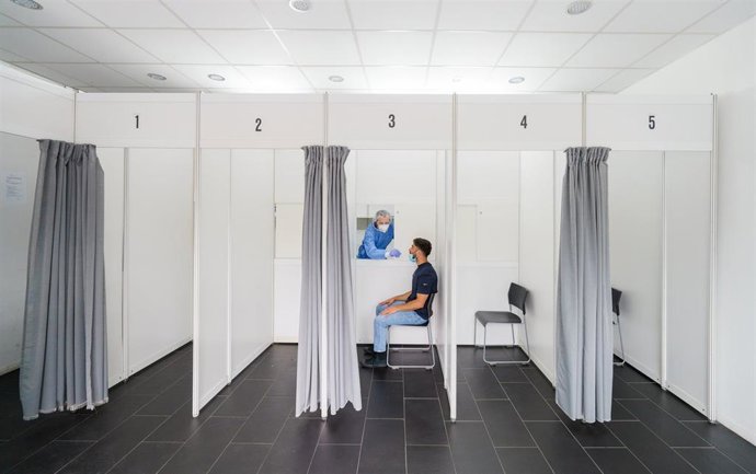 Archivo - Un enfermero realiza una PCR a una persona. 